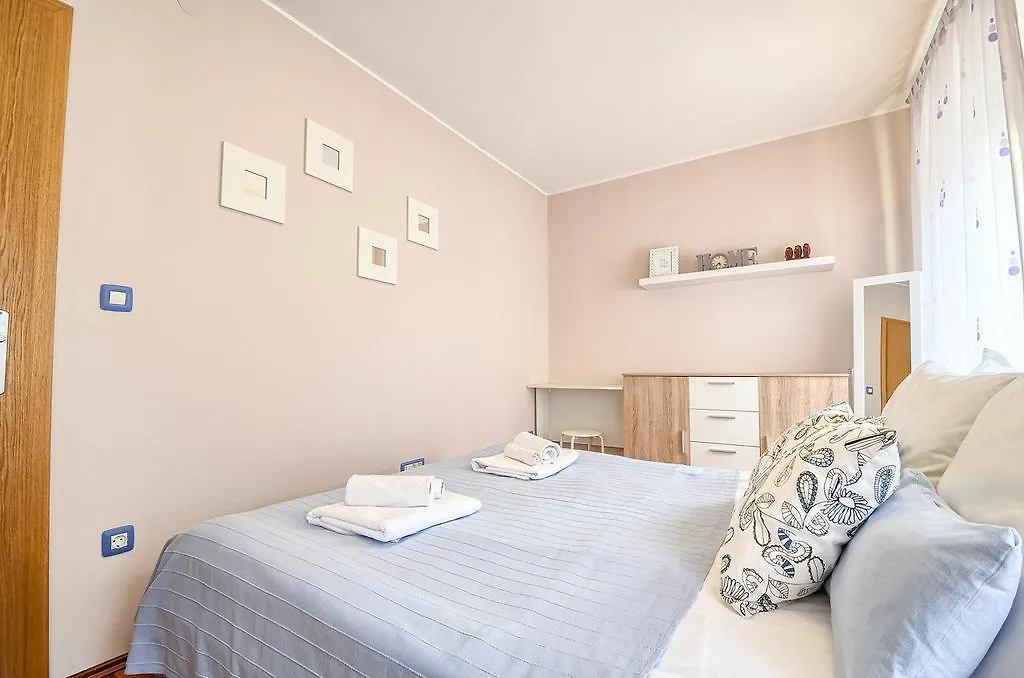 E&E Apartment Arena With Free Private Parking Pula 0*,  Croatia